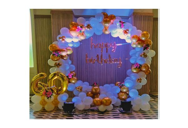 Round Frame White and Gold Balloons